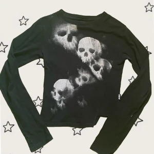 Svart ”Skull Grathic long sleeve topp”💕 - Säljer superfin långärmad tröja💕Bra skick! Använd ett fåtal gånger,säljer då den inte kommer till användning längre. Originalpris:499kr. Köpt ifrån minga London💕
