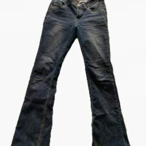 Stretchiga jeans& väldigt sköna, midjemått 72 (men passar dom som har S/M) innerbenslängd 76.