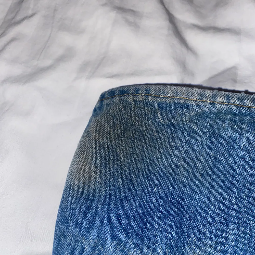 Ett par schyssta Tiger Of Sweden jeans som är i skick 7/10, köpta sommaren 2023 och har en missfärgning på högerbenet längst ner, dock inget man tänker på. Nypris är mellan 1500-2000 så tycker 349 är rimligt men vid en snabb affär är jag prutbar, Mvh. Jeans & Byxor.