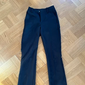 Kostymbyxor  - Supersnygga kostymbyxor från bikbok, lite mer midwaist!! Jättefina vid vilket tillfälle som helst!😍😍😍