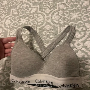 Calvin Klein BH - Säljer min gamla Calvin Klein Bh som jag knappt andvänt, mina 🍒är tyvärr för stora för den så rekommenderar inte dig med ”jätte” stora 🍒 att köpa. Annars passar den nog dom flesta då den har stor kupa. Storlek S men passar som XS också🩷