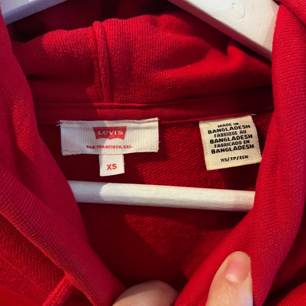 Nästan oanvänd hoodie från Levis i röd färg.   Storlek XS men passar även S!  Nypris 599:- 🐝🐝. Hoodies.
