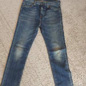 slitna levis jeans med två små hål. Pris kan diskuteras.