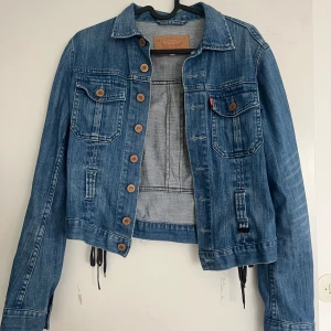 Jeansjacka från Levis  - Snygg jeansjacka från Levis i bra skick!  Storleken är M men passar även xs/s