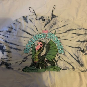Magtröja  - Säljer den här tie-dye magtröjan eftersom jag aldrig använder den. Den är i storlek L men när man tar på sig den ser det ut att va S eller M. Den skulle passa bra med ett linne under och några lågmidjade byxor!