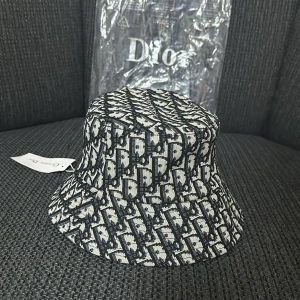 dior bucket hat - helt ny dior bucket hat, as bra kvalite och jättefin till sommaren. tveka inte att skriva om du har frågor. 