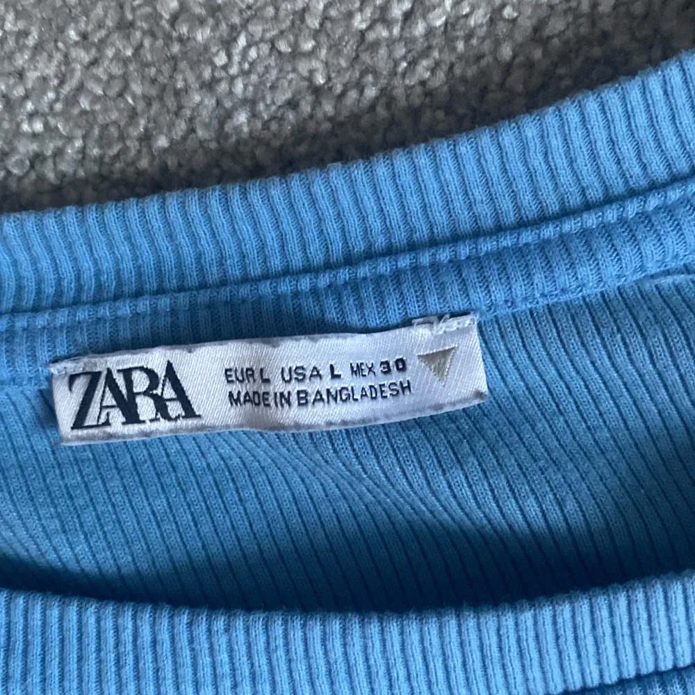 Säljer denna blåa tröjan från zara då den aldrig används längre, stl L men passar även m/s kom privat för frågor eller annat🩷. Toppar.