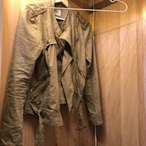 Jacka - snygg jacka från vero moda💞