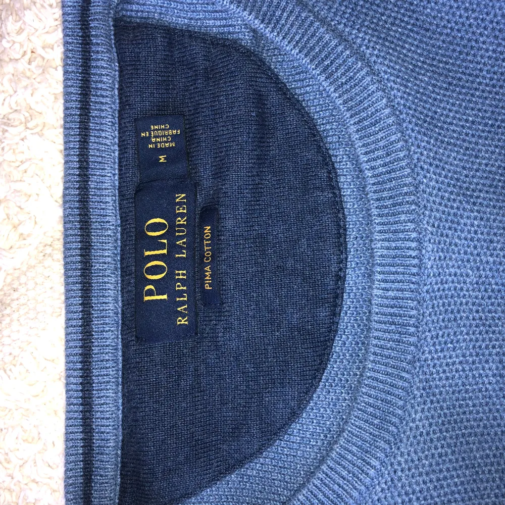 Jag säljer en stickad tröja av märket Ralph Lauren eftersom den inte används längre. Skicket är 10/10 utan några defekter alls. Färgen syns bättre på bild 1 & 3 pga ljuset. Köpt för 1600 kr på NK Sthlm. Storleken är M och  passar folk runt 180cm.. Tröjor & Koftor.