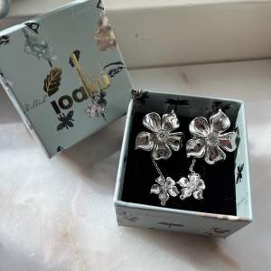 Säljer dessa jättefina la fleur örhängen från Ioaku i silver som är helt slutsålda💕 I nyskick och har inga defekter🫶 Box ingår