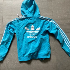 Vintage y2k adidas hoodie zip med tryck - Strl M men sitter lite tight så skulle uppskatta att den är mer en strl S! Så snygg och cool med trycket på ryggen, den är vintage men superfint skick🫶 tryck gärna på köp nu eller prisförslag och kolla gärna in min profil för bundels med bra priser☺️