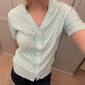 Kofta - Säljer min supersöta kofta som knappt är använd! Passar mig som är 168 cm och brukar bära s/m. 