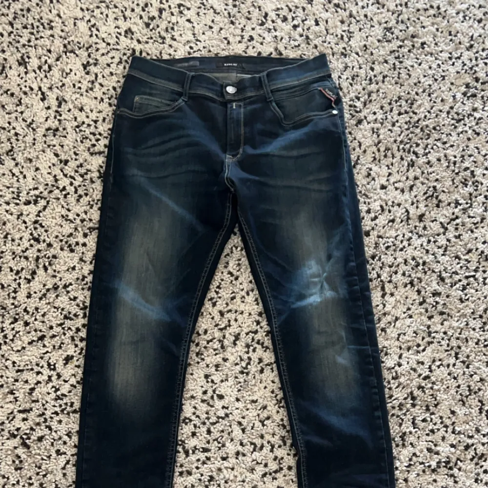 Ett par sparsamt använda Replay jeans i slim modell, de är ungefär 29:31 i storlek.  | Mitt pris 550kr, kan diskuteras |. Jeans & Byxor.