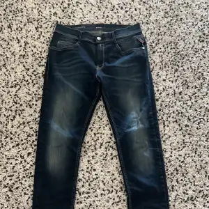 Ett par sparsamt använda Replay jeans i slim modell, de är ungefär 29:31 i storlek.  | Mitt pris 470kr, kan diskuteras |