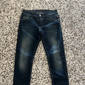 Replay jeans - Ett par sparsamt använda Replay jeans i slim modell, de är ungefär 29:31 i storlek.  | Mitt pris 470kr, kan diskuteras |