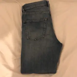 Ett par Arket jeans regular fit i storlek 29/32, endast använda ett få tal gånger skriv om ni har några funderingar.