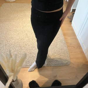Svart långkjol🌺 - Svart långkjol från Gina Tricot i ett tjockare material med slits🌺