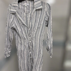 Blus/skjorta - Tunnare skjorta/blus som är längre i modellen! Jättefin färg och den är i storlek 44/46 