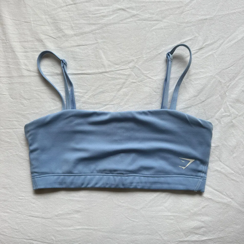 Babyblå Bandeau sport-bh från Gymshark. Storlek xs, rekommenderar för någon med mindre byst. a/b-kupa I fint skick! Plats för inlägg men inga inlagda.. Sportswear.