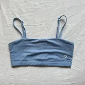 Babyblå Bandeau sport-bh från Gymshark. Storlek xs, rekommenderar för någon med mindre byst. a/b-kupa I fint skick! Plats för inlägg men inga inlagda.