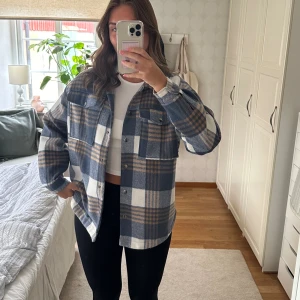 Vårjacka  - Jättefin vårjacka från Vero Moda! Använd men i fint skick! Storlek L men skulle säga mer som en M!