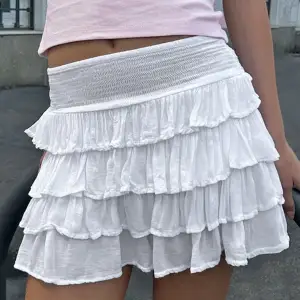 Säljer denna kjol med shorts under från Subdued. Nypris €45 (≈520 kr) + €16 (≈180 kr) frakt. Den är helt oanvänd då den är för liten för mig. Den är inte genomskinlig. Priset är ej diskuterbart tyvärr. Den är mer som en 34-36 i storleken 💗
