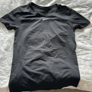 Sport T-shirt  - T shirt köpt på Nike. Aldrig använd. Passar mer än storlek S än M