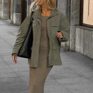 Snygg olivgrön vårjacka  - Nytt skick med prislapp kvar. En olivgrön vårjacka från NA-KD. Köpt för 899.  Slutsåld i denna storlek på deras hemsida. Säljer på grund av stor i storlek. Oversized i storlek 36. 