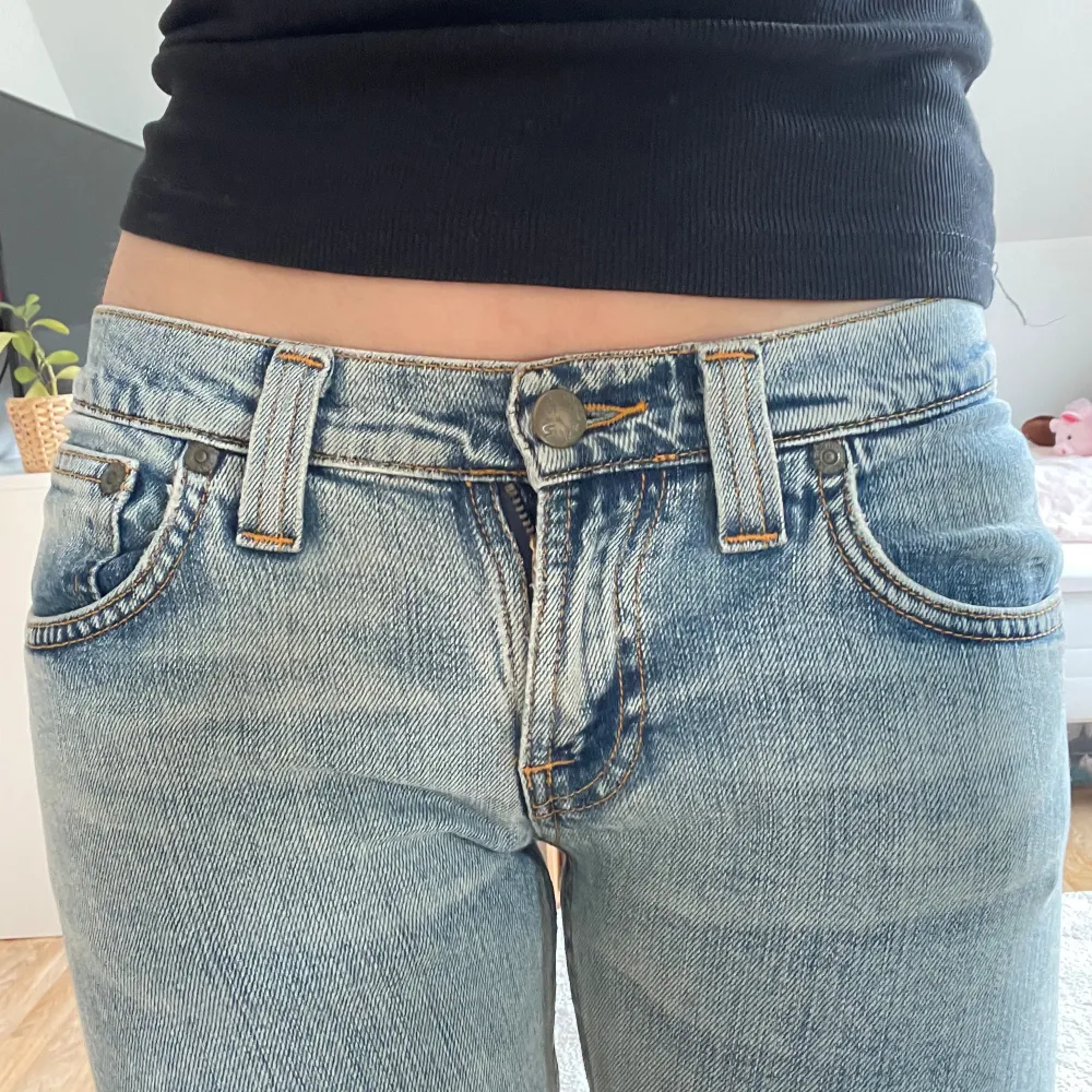 Supersnygga lowwaist jeans med den perfeka färgen💕 Köpta secondhand så är uppklippta nedantill (sista bilden)💓 Midjemått: 35 cm. Jeans & Byxor.