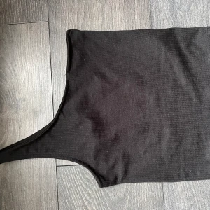 Enarmad tröja - Enarmad tröja från Gina tricot i xxs, knappt använd och i bra skick. ❤️ Pris kan diskuteras!!