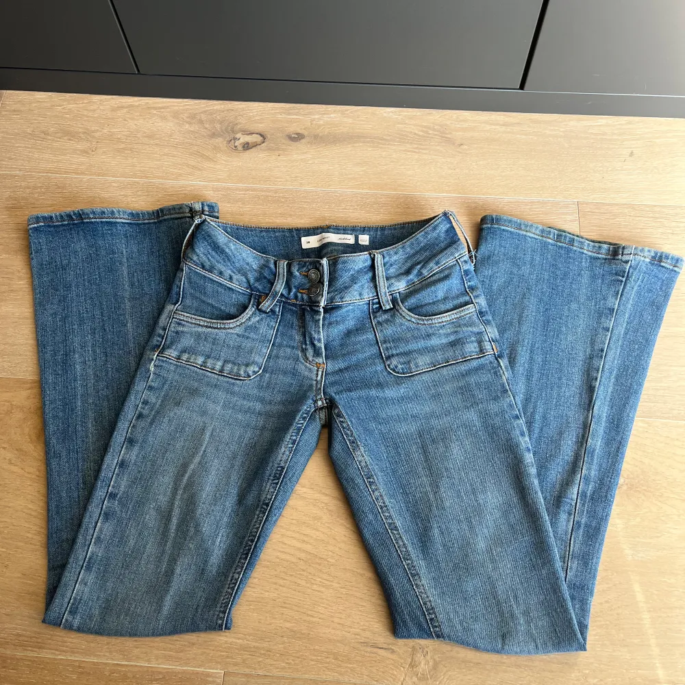 Ett par subdued jeans köpta i London❕Low waist bootcut 38 passar 32/34💓 Diskuterar gärna pris!!. Jeans & Byxor.