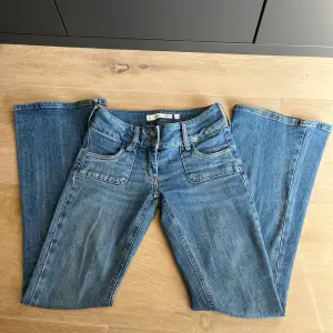 Ett par subdued jeans köpta i London❕Low waist bootcut 38 passar 32/34💓 Diskuterar gärna pris!!