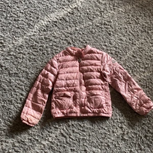Moncler jacka till flickor - Jag har andvänt mycket när jag var liten och älskade😁❤️ bra skick och fin till våren 😻❤️