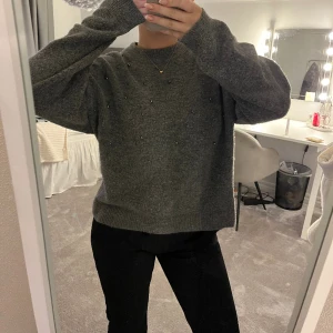 STICKAD TRÖJA  - Supersöt stickad tröja med pärlor från hm!! Supermjuk och i bra skick🪩🪩