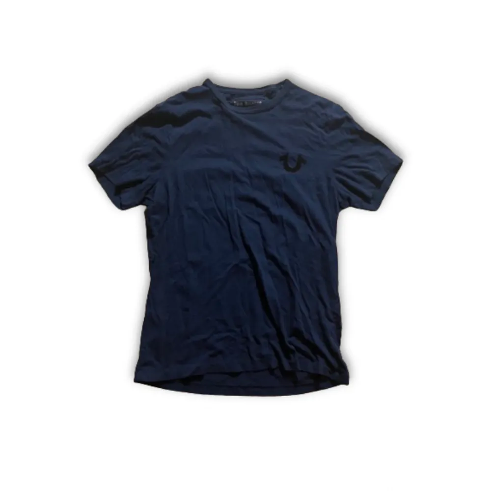 mörkblå true religion tröja, storlek S. Skriv för mått eller andra frågor, skicket är 9/10 (inga defekter) pris kan diskuteras under snabbaffär. T-shirts.