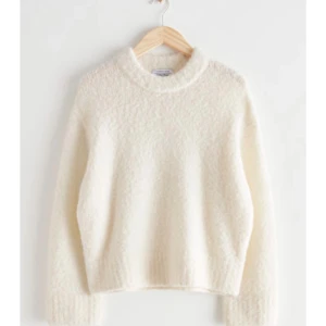 Other stories tröja  - Så snygg stickad tröja från & other stories som är använd ett fåtal gånger!🙌🏼🩷 nypris 890 kr