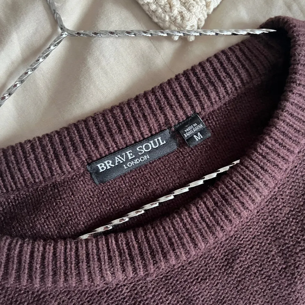 En jättefin stickad tröja i brun/lila färg. Använd endast en gång. Storlek M🥰köpt från ASOS . Stickat.