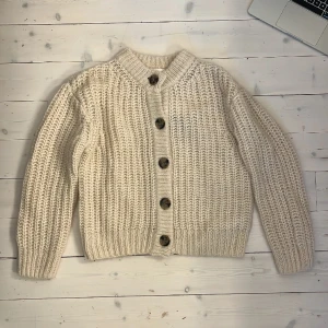 Stickad kofta - Grov stickad kofta från Hm. Aldrig använd med lappen kvar. Nypris 500 kr men nya priset 200 kr. Köparen står för frakt.