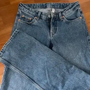 Ytterligare ett par jeans från weekday i modellen ”Arrow”! Dessa har samma tvätt som dom andra jag säljer och är precis likadana. Skillnaden är att dessa jeans är i strl 24/32, längre i benen! Använda men i nyskick. 