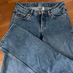 Weekday jeans - Ytterligare ett par jeans från weekday i modellen ”Arrow”! Dessa har samma tvätt som dom andra jag säljer och är precis likadana. Skillnaden är att dessa jeans är i strl 24/32, längre i benen! Använda men i nyskick. 