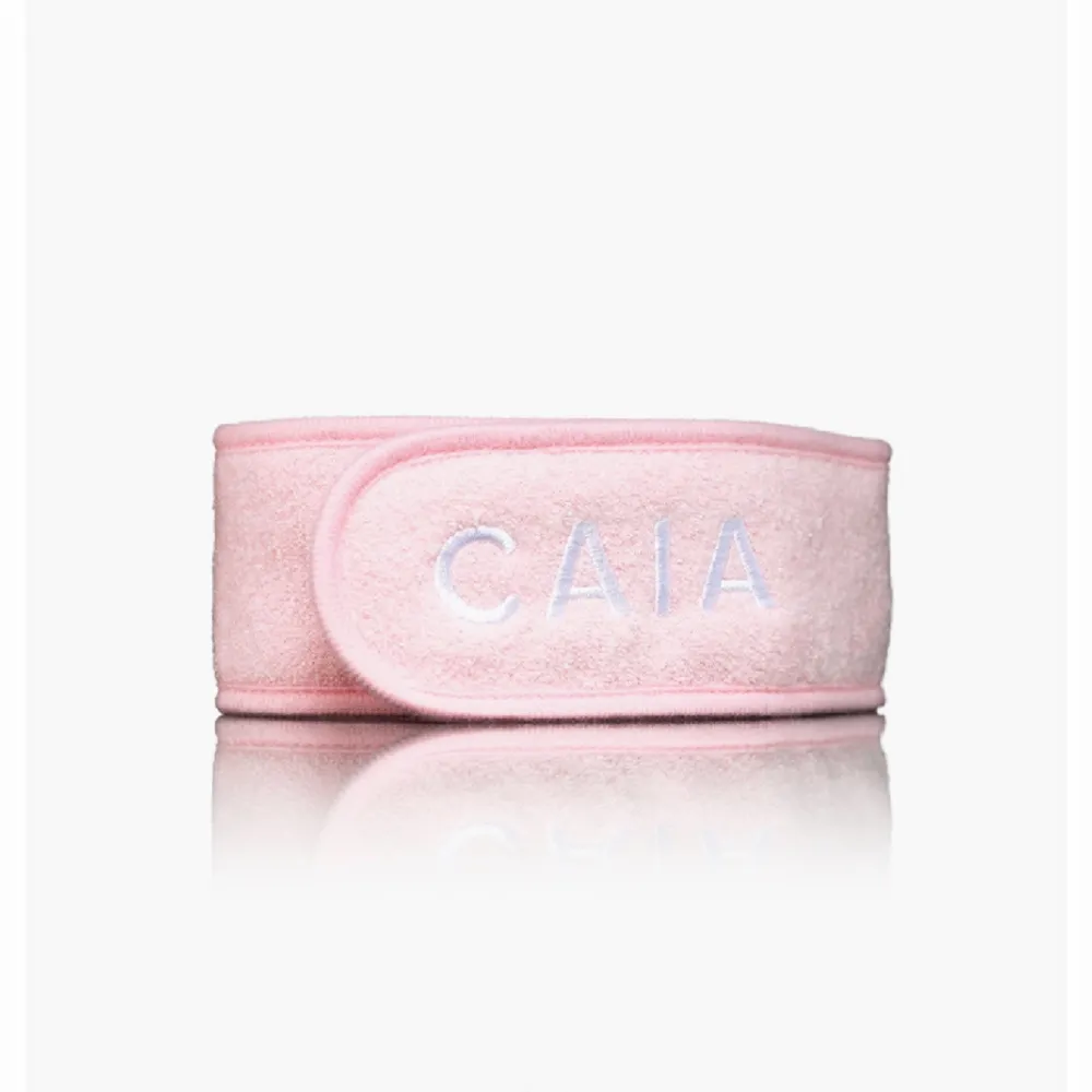 Säljer detta hårband från Caia som man har när man sminkar sig😍ny pris är 95kr. Kontakta mig för fler bilder. Accessoarer.