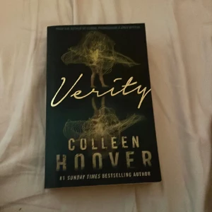 Bok: Verity  - Säljer den virala boken ”Verity”. Boken innehåller en galen plottwist och är sjukt spännande, rekommenderar starkt. 