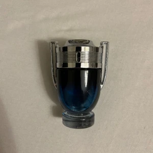 Invictus Legend parfym - Cirka 35ml av 50ml kvar Fruktig och spicy parfym flr sommar och vår Nypris: ~800kr (säljs inte längre på marknaden)