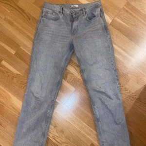 Ljus grå lågmidjade jeans från Gina tricot - Säljs pga försmå, bra skick