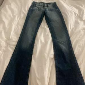 W 26 L 32 jätte fina jeans väldigt low som e jätte fint helt nya väldigt bra skick! Jätte fina fickor💕 Säljer för de tyvärr inte passade mig lägg pris förslag!❤️
