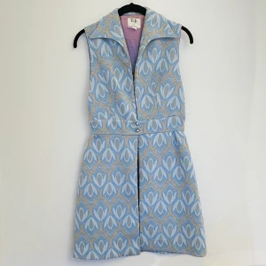 Vintage väst/topp - Vintage (troligen 70-tal enligt min research) väst som knäpps i midjan, och går precis över rumpan på mig som är 175! Skulle säga storlek S ungefär! Lite lösa trådar i ett knapphål, men annars i perfekt skick! 