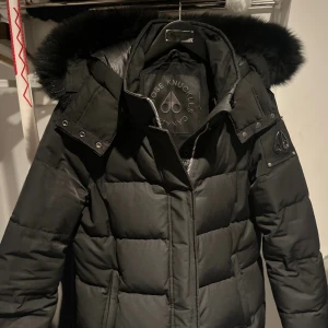 Äkta moose knuckles Dam - Äkta moose knuckles jacka för dam. Storlek XL men passar L. Använd en kort vinter ( ca 10 ggr).  I väldigt fint skick. Kan tänkas gå ner i pris. 