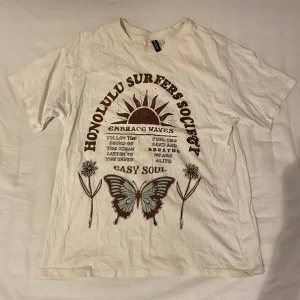 T-shirt  - Säljer pga att det inte kommer till användning. Jättefin och är i bra kvalitet. Har används fåtal gånger. Inga defekter. Kontakta gärna mig vid funderingar ❤️❣️