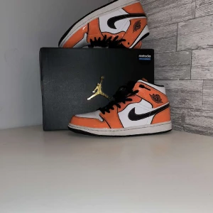 Nike jordan 1 mid - Säljer nu dessa för dem ej tyvärr är i min storlek. Använda max 10 gånger så dem är i väldigt bra skick. Köpa från stockx för 2500kr