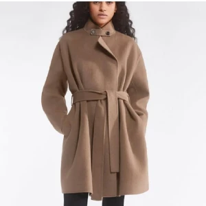 Filippa K Edina jacket  - Säljer denna superfina jacka från höstens filippa k kollektion som fortfarande säljs på hemsidan i Edina modellen, ordpris 8500kr. Använt fåtal gånger MEN ena grenen har gått av från när jag lekte med ett barn därav priset